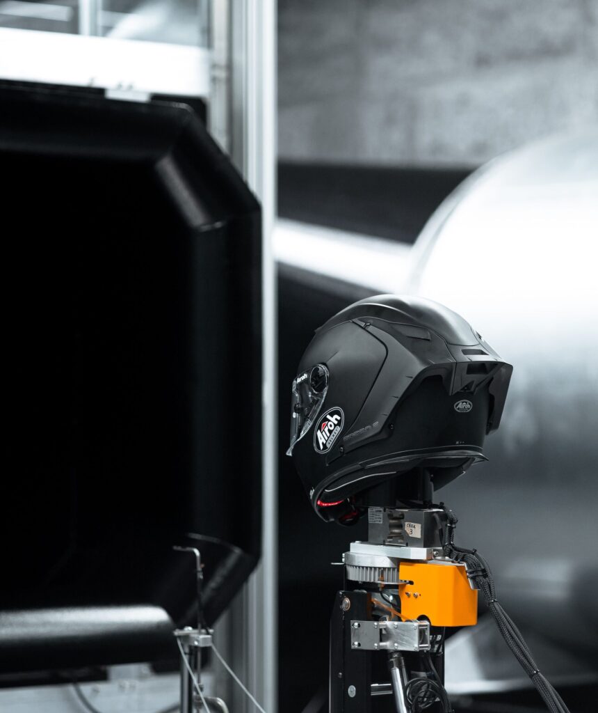 casco nero in prova