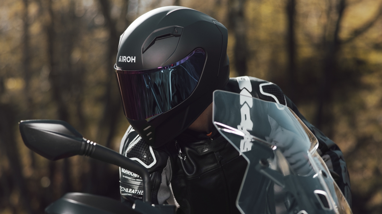 How to choose and wear a motorcycle helmet correctly: a complete guide -  Airoh